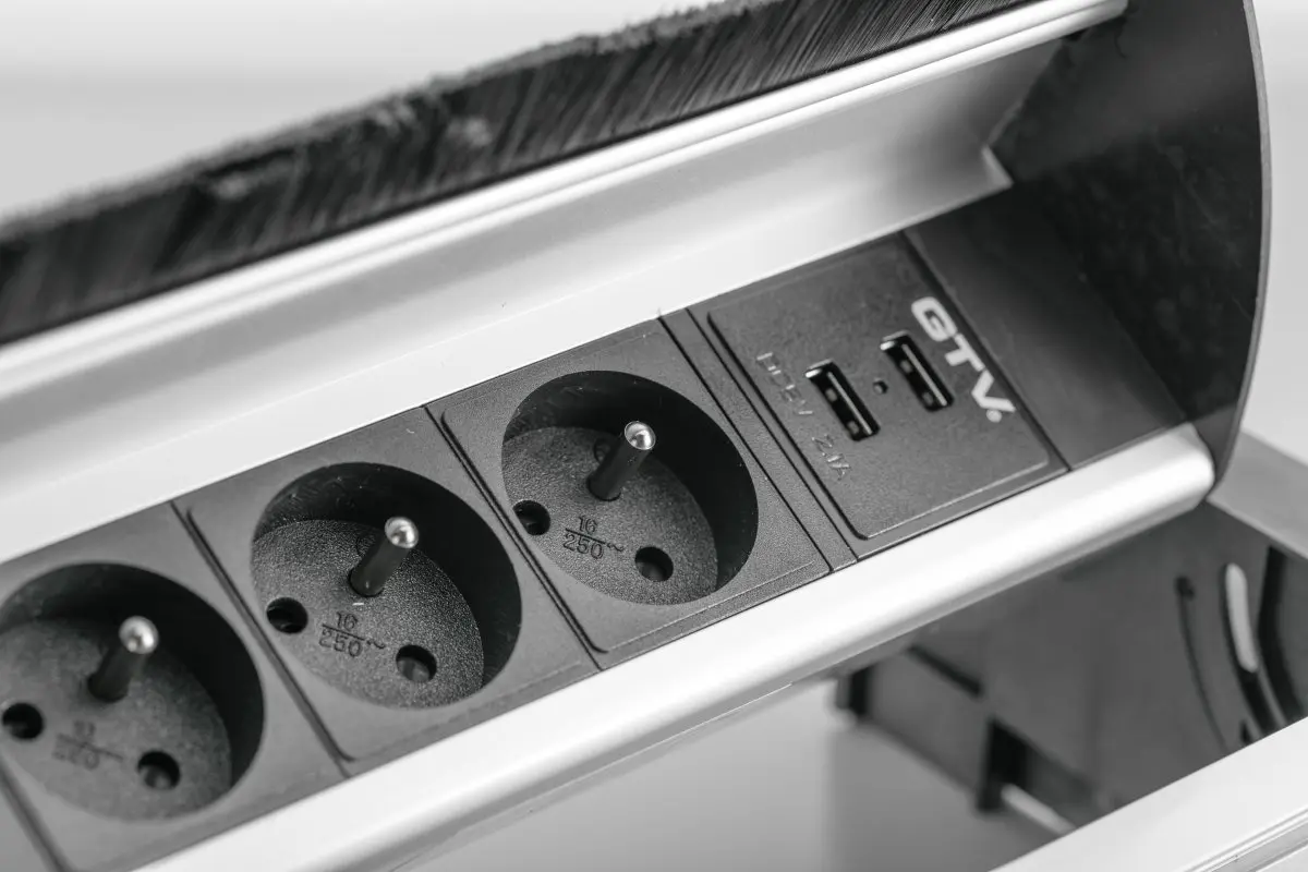 Läbilaskev toitepistik - Image 2